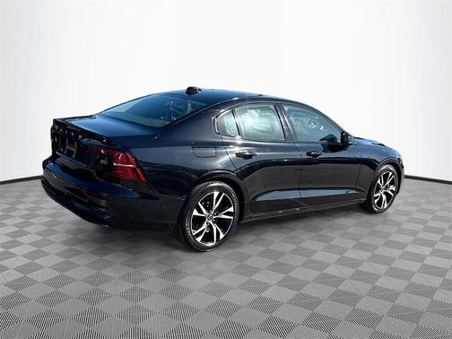 2023 Volvo S60 B5 Plus Dark Theme