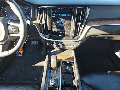 2023 Volvo S60 B5 Plus Dark Theme