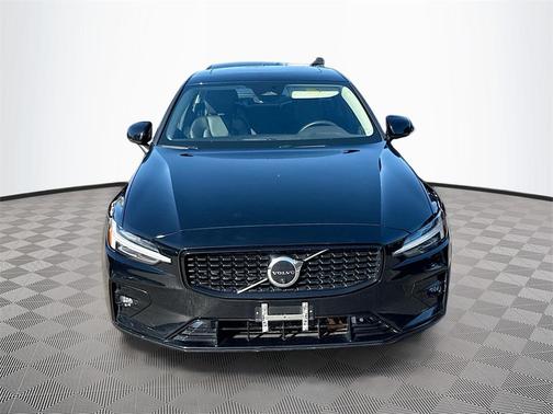 2023 Volvo S60 B5 Plus Dark Theme