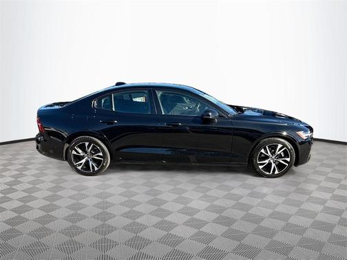 2023 Volvo S60 B5 Plus Dark Theme