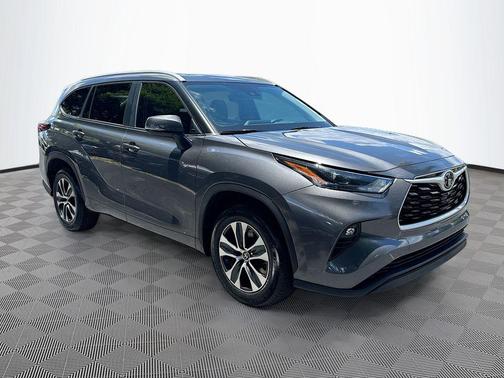 Magnetic Gray Metallic 2023 Toyota Highlander XLE