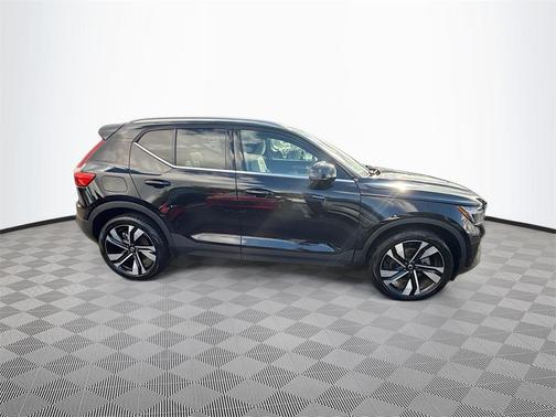 2024 Volvo XC40 B5 Plus Bright Theme