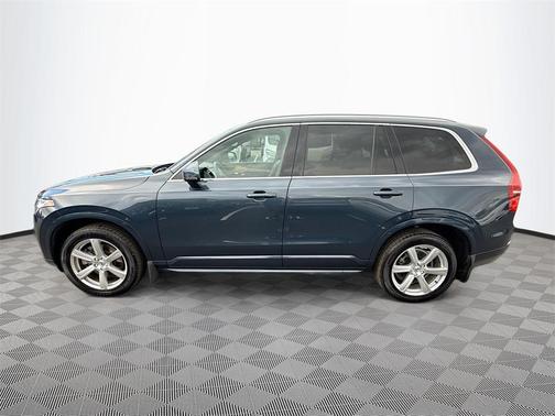 2022 Volvo XC90 T6 Momentum