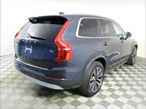 2022 Volvo XC90 T6 Momentum