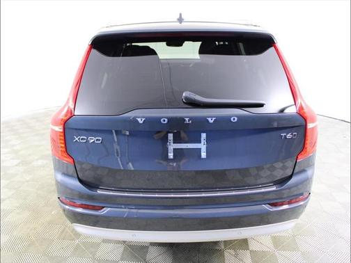 2022 Volvo XC90 T6 Momentum