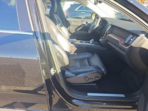 2023 Volvo XC60 B6 Ultimate Bright Theme