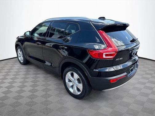 2021 Volvo XC40 T5 Momentum
