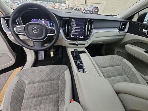 2022 Volvo XC60 B5 Momentum