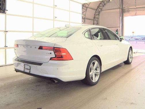 2018 Volvo S90 T5 Momentum