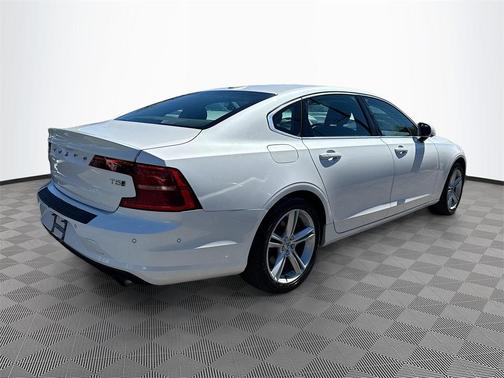 2018 Volvo S90 T5 Momentum