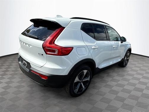 2023 Volvo XC40 B5 Plus Dark Theme