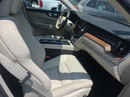 2022 Volvo XC60 B5 Momentum