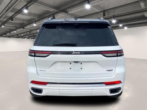 2022 Jeep Grand Cherokee Summit
