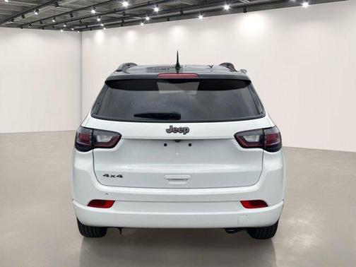 Bright White Clearcoat 2022 Jeep Compass Altitude