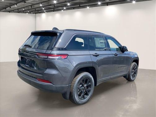 Metallic 2026 Jeep Grand Cherokee Laredo