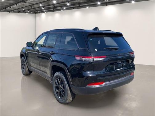 Diamond Black 2026 Jeep Grand Cherokee Laredo