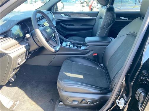 Diamond Black 2026 Jeep Grand Cherokee Laredo