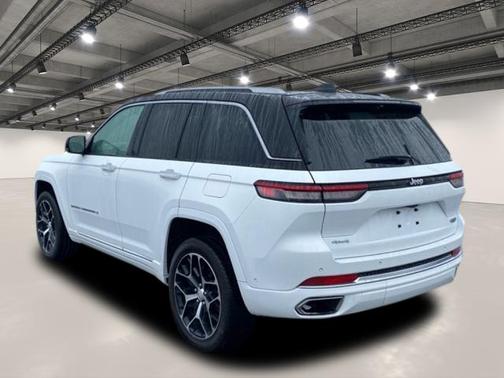 2022 Jeep Grand Cherokee Summit