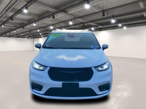 2023 Chrysler Pacifica Touring-L