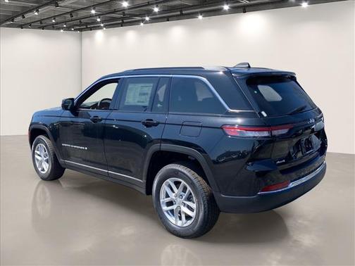 Diamond Black 2026 Jeep Grand Cherokee Laredo