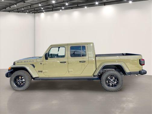 41 2025 Jeep Gladiator Sport
