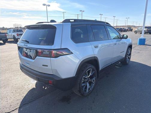 Silver Zynith Clearcoat 2026 Jeep Cherokee Overland