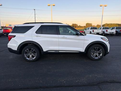 White Metallic 2025 Ford Explorer Active