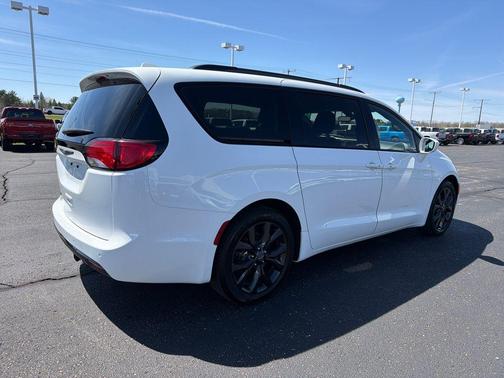 Bright White Clearcoat 2019 Chrysler Pacifica Touring-L