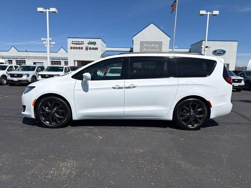 Bright White Clearcoat 2019 Chrysler Pacifica Touring-L
