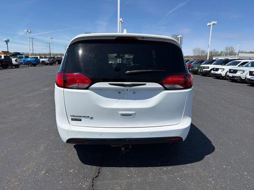 Bright White Clearcoat 2019 Chrysler Pacifica Touring-L