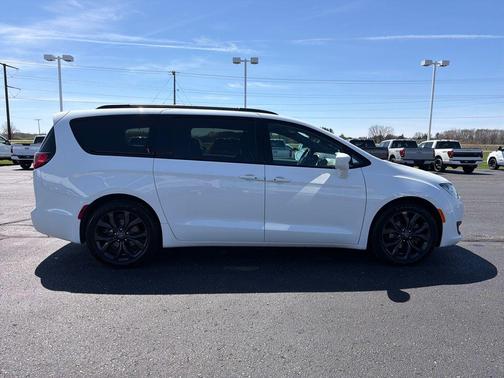 Bright White Clearcoat 2019 Chrysler Pacifica Touring-L