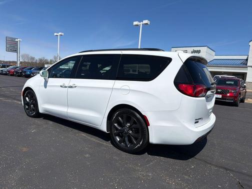 Bright White Clearcoat 2019 Chrysler Pacifica Touring-L