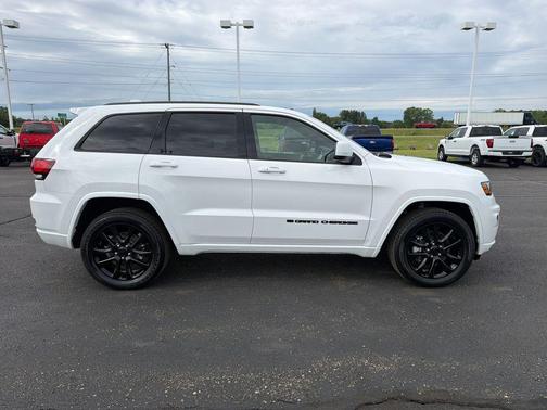 Bright White Clearcoat 2022 Jeep Grand Cherokee WK Laredo