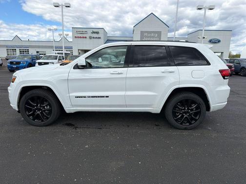 Bright White Clearcoat 2022 Jeep Grand Cherokee WK Laredo