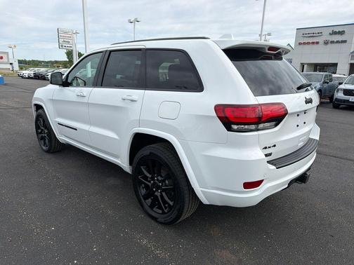 Bright White Clearcoat 2022 Jeep Grand Cherokee WK Laredo