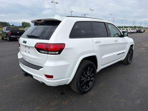 Bright White Clearcoat 2022 Jeep Grand Cherokee WK Laredo
