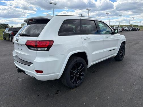 Bright White Clearcoat 2022 Jeep Grand Cherokee WK Laredo