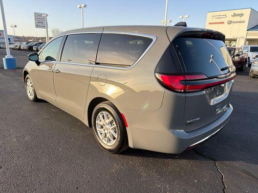 2025 Chrysler Pacifica Select