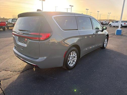 2025 Chrysler Pacifica Select