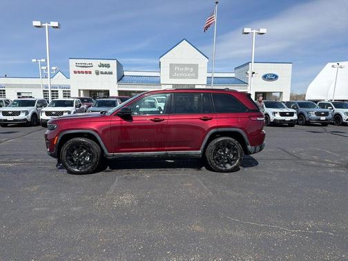 Velvet Red Pearlcoat 2025 Jeep Grand Cherokee Laredo