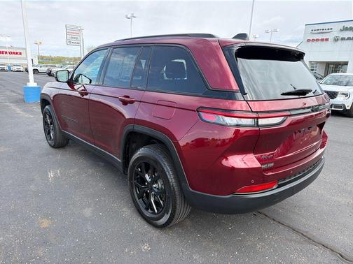 Velvet Red Pearlcoat 2025 Jeep Grand Cherokee Laredo