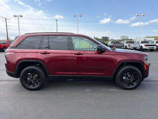 Velvet Red Pearlcoat 2025 Jeep Grand Cherokee Laredo