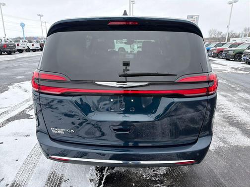 2024 Chrysler Pacifica Touring-L