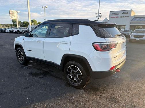 Bright White Clearcoat 2025 Jeep Compass Trailhawk