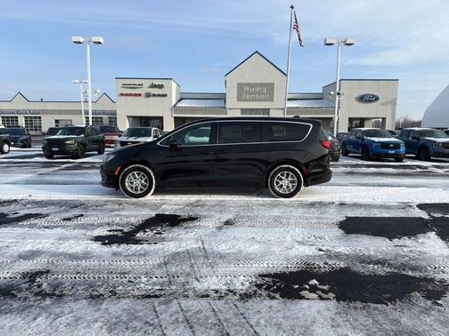 2026 Chrysler Voyager LX