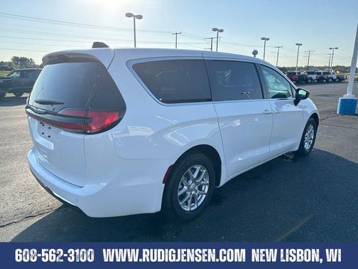 Bright White Clearcoat 2026 Chrysler Pacifica Select