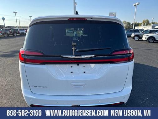 Bright White Clearcoat 2026 Chrysler Pacifica Select
