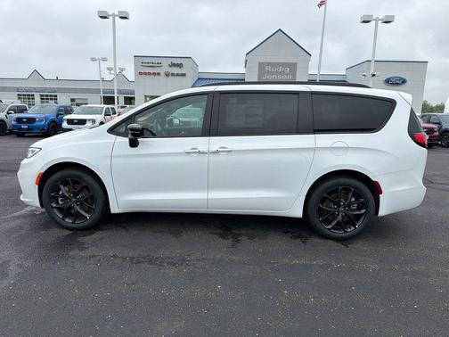 Bright White Clearcoat 2026 Chrysler Pacifica Select