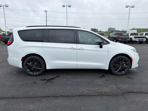 Bright White Clearcoat 2026 Chrysler Pacifica Select