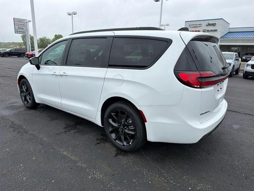 Bright White Clearcoat 2026 Chrysler Pacifica Select